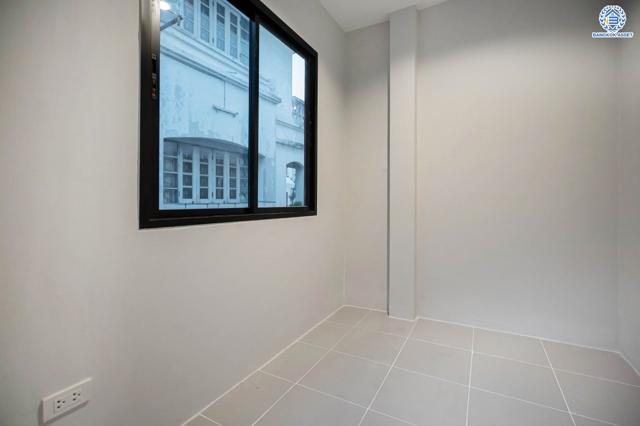 บ้านมือสองตกแต่งใหม่ ม.วรารมย์ เพชรเกษม81 แบรนด์ Q.House รองรับทุกความสุข เนื้อที่ 54 ตร.ว. ฟังก์ชัน 3 ห้องนอน 2 ห้องน้ำ 1 ห้องอเนกประสงค์ จอดรถได้ 1 คัน บนทำเลใกล้ The Mall บางแค และเชื่อมต่อ ถ.พุทธมณฑลสาย4 และ ถ.กาญจนาฯ